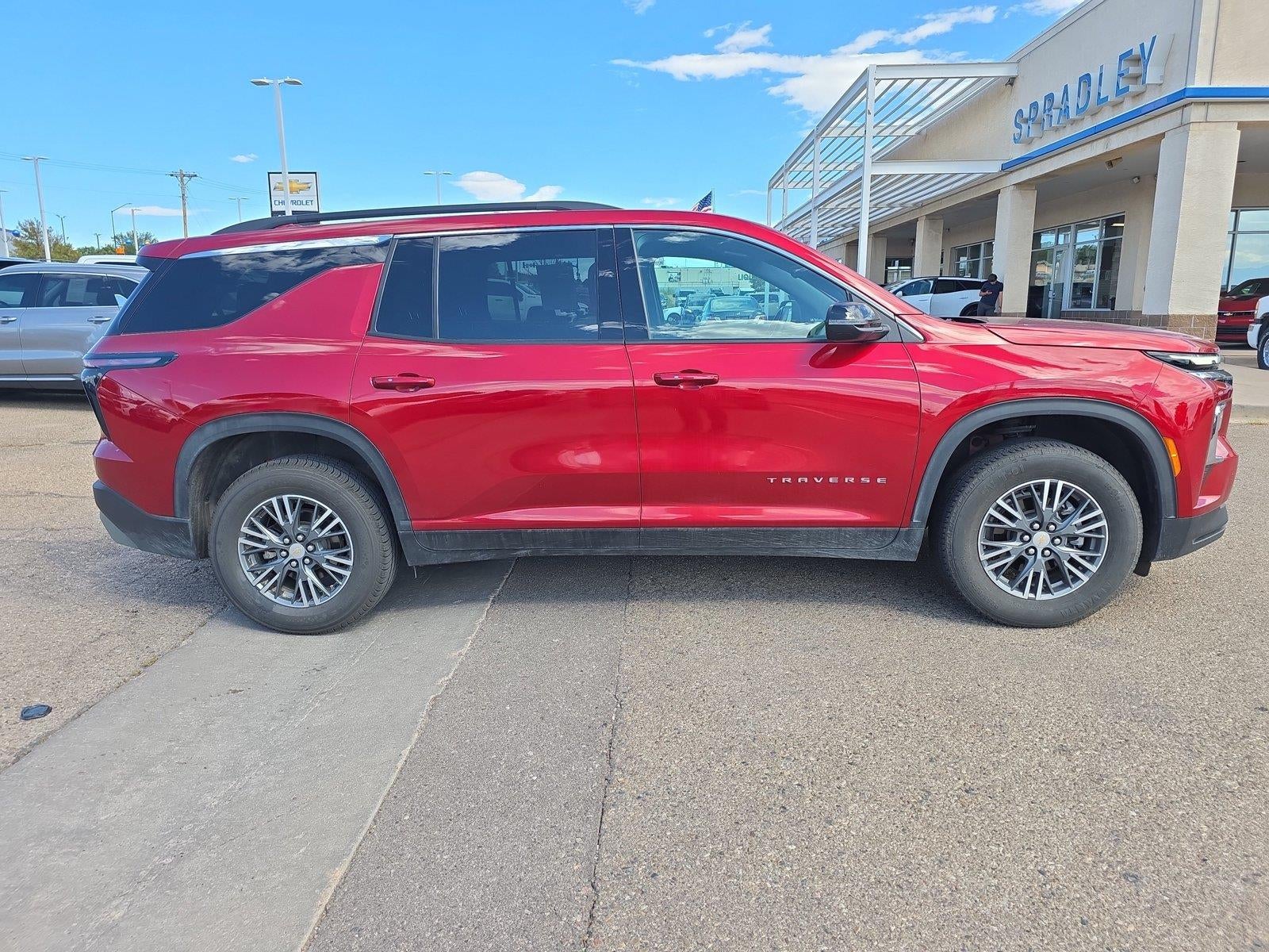 2025 Chevrolet Traverse LT