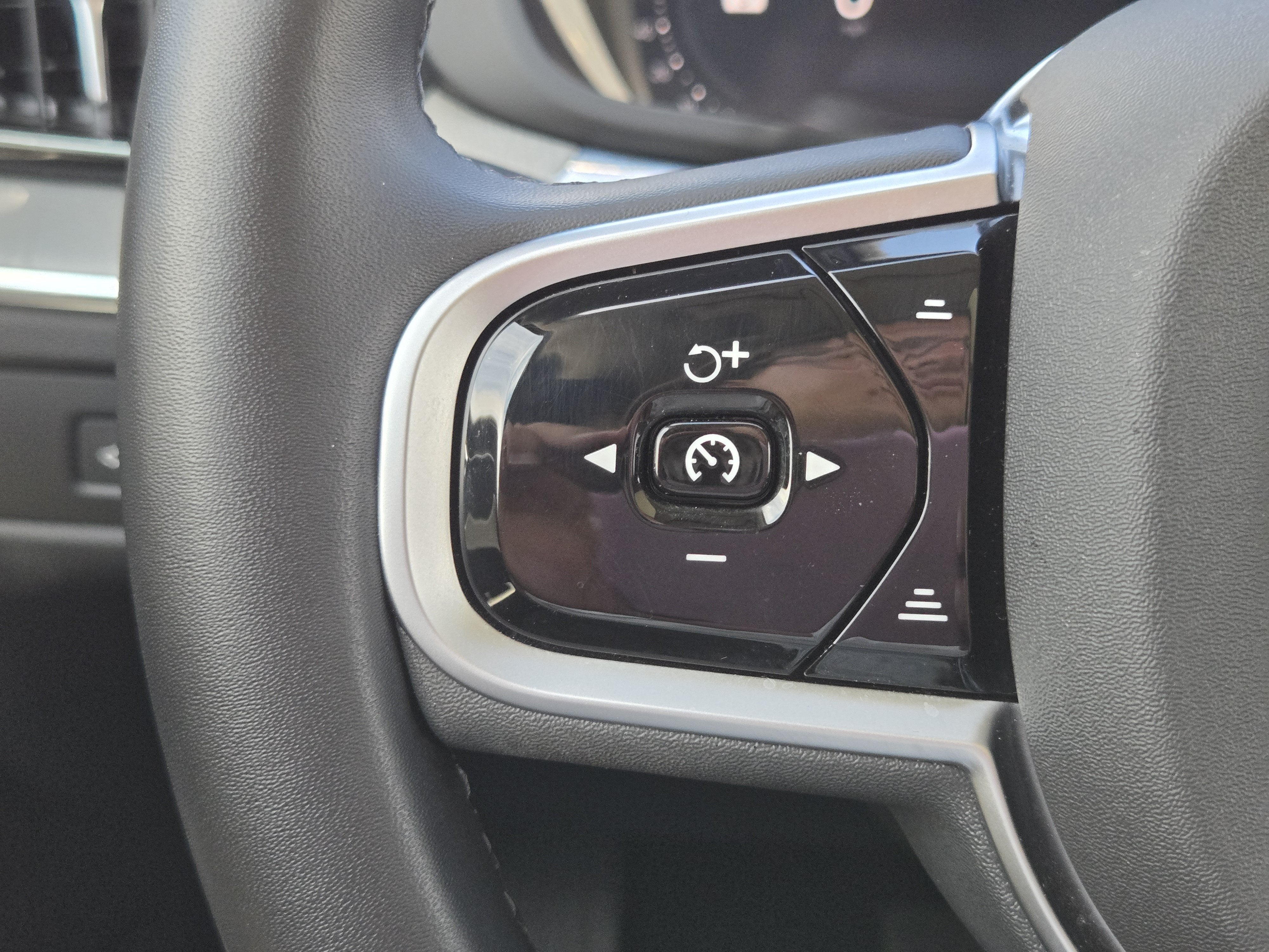 2025 Volvo XC60 Plus